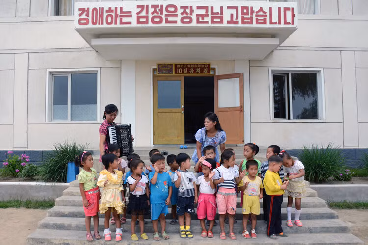 Giáo viên mẫu giáo hướng dẫn các em học sinh hát tại ngôi trường ở Hamju, tỉnh Nam Hamgyong.