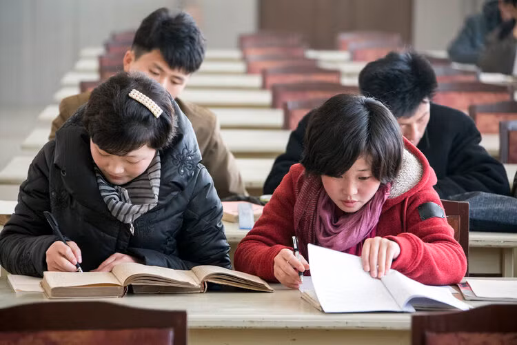 Bên trong Thư viện Trung tâm Chongjin. Được biết, thư viện rất phổ biến ở các thành phố lớn của Triều Tiên và hầu hết đều có phòng máy tính nơi mọi người có thể truy cập mạng nội bộ của Triều Tiên và đọc sách.