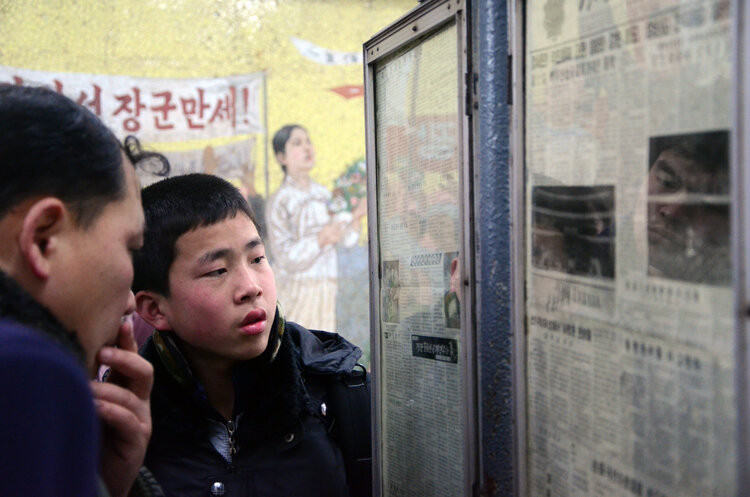 Mọi người đọc báo tại một ga tàu điện ngầm ở thủ đô Bình Nhưỡng.