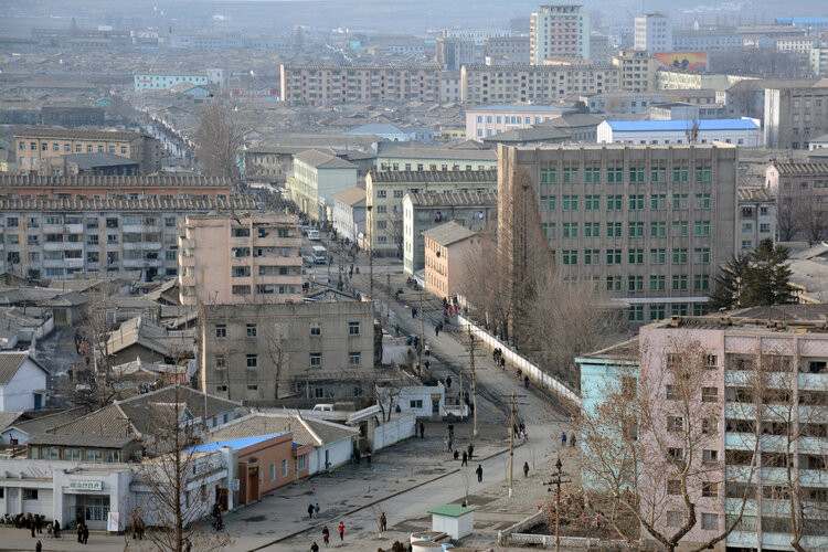 Thành phố Sariwon trong bức ảnh được chụp trước đây. Có thể thấy, nhiều người dân đi bộ và xe đạp trên đường.