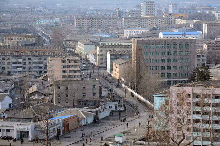 Thành phố Sariwon trong bức ảnh được chụp trước đây. Có thể thấy, nhiều người dân đi bộ và xe đạp trên đường.