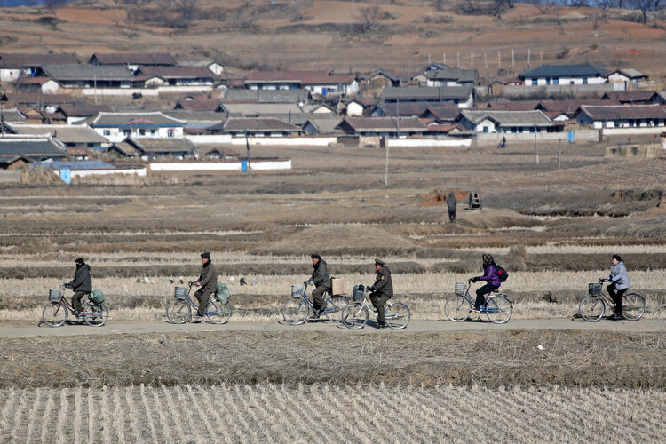 Người dân đạp xe trên con đường ở vùng nông thôn của tỉnh Bắc Pyong'an.