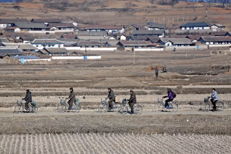 Người dân đạp xe trên con đường ở vùng nông thôn của tỉnh Bắc Pyong'an.