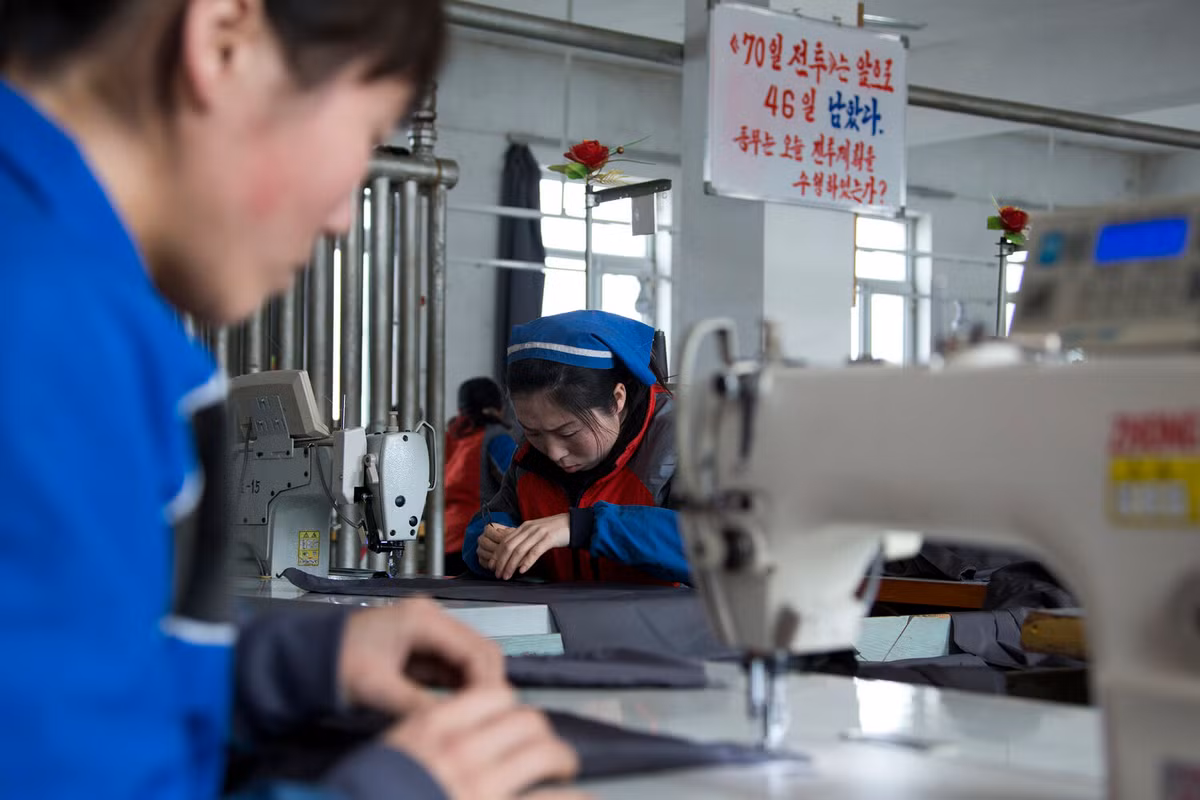 Những người công nhân làm việc trong một nhà máy ở Đặc khu kinh tế Rason, phía đông bắc nước này.