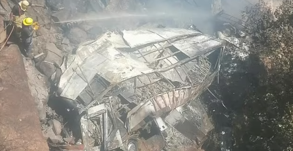 Hãi hùng hiện trường vụ xe buýt lao khỏi cầu, 45 người thiệt mạng Hai hung hien truong vu xe buyt lao khoi cau, 45 nguoi thiet mang