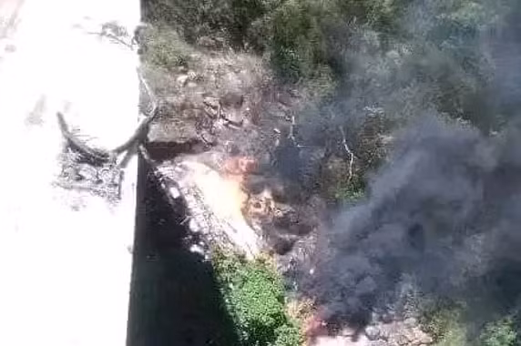 Hai hung hien truong vu xe buyt lao khoi cau, 45 nguoi thiet mang-Hinh-3