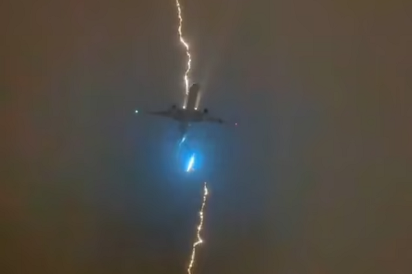 Khoanh khac may bay cho 400 nguoi bi set danh trung gay soc