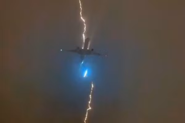 Khoanh khac may bay cho 400 nguoi bi set danh trung gay soc