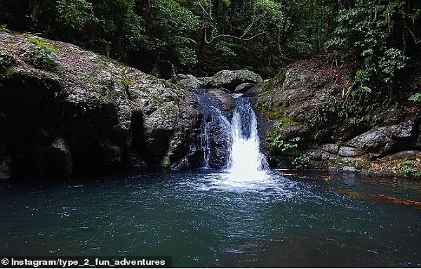 Co gai tre nga tu vong khi chup anh o thac nuoc