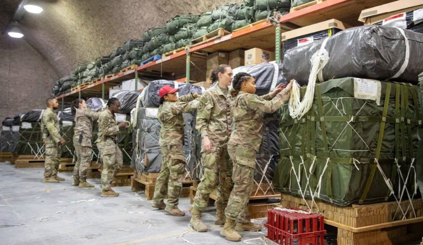 Trong ảnh, các thành viên của Lực lượng Không quân Mỹ đang chuẩn bị hàng viện trợ nhân đạo cho người dân Gaza. Bức ảnh được công bố hôm 5/3. (Nguồn ảnh: Reuters)