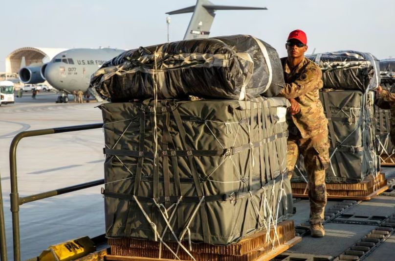 Cụ thể, khoảng 66 kiện hàng gồm khoảng 38.000 suất ăn được thả xuống bãi biển phía tây nam Gaza.