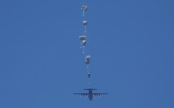 Ngày 6/3, UAE và Ai Cập cũng đã thả lô hàng viện trợ nhân đạo thứ 3 bằng đường hàng không xuống cho người dân ở phía Bắc Gaza. Ảnh: Một máy bay thả hàng viện trợ xuống Rafah, phía nam Dải Gaza, ngày 27/2.