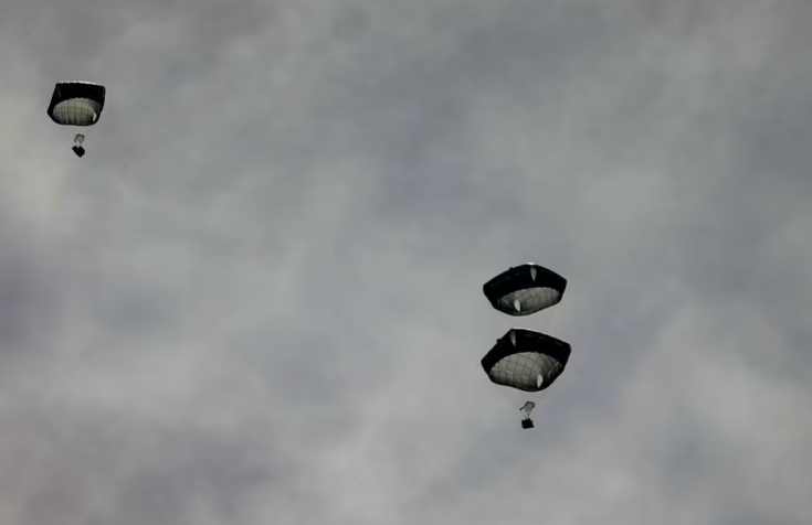 Viện trợ được thả xuống Gaza, trong bối cảnh xung đột đang diễn ra giữa Israel và lực lượng Hamas, tại thành phố Gaza, ngày 1/3.