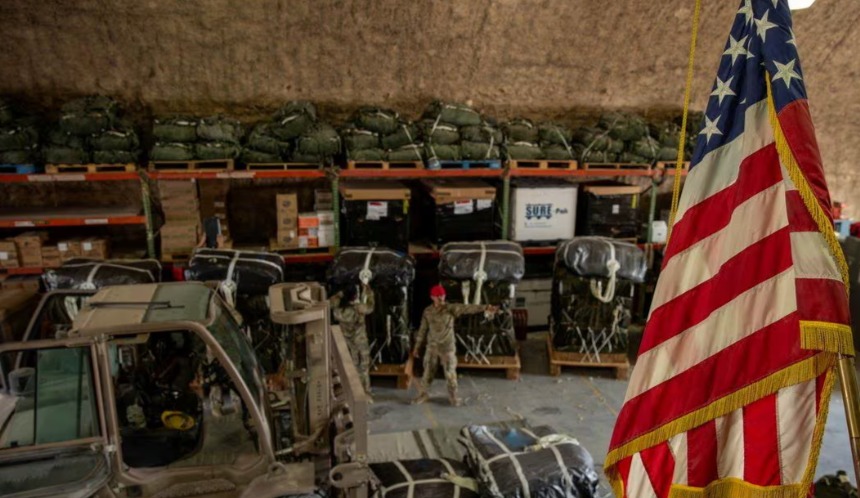 Lực lượng Không quân Mỹ chuẩn bị hàng viện trợ nhân đạo cho người dân Gaza trong bức ảnh được công bố vào ngày 5/3.