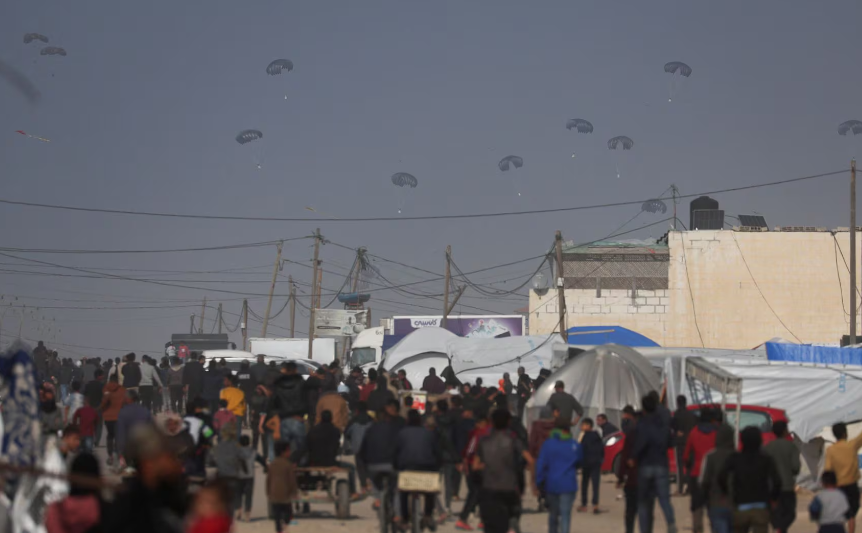 Số hàng viện trợ được thả từ máy bay xuống Gaza, ở Rafah, ngày 27/2.