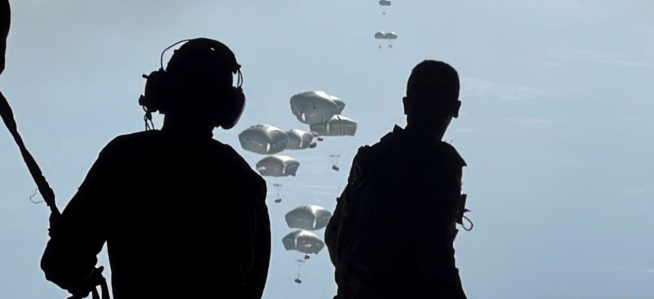 Các thành viên của Lực lượng Vũ trang Jordan thả những bưu kiện viện trợ dọc bờ biển Gaza ngày 27/2.