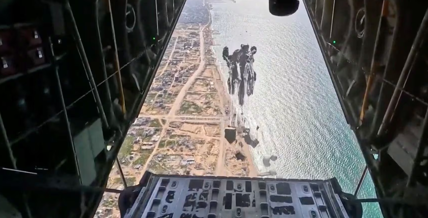 Trước đó, vào ngày 2/3 (theo giờ địa phương), các máy bay của Quân đội Mỹ tiến hành thả lô hàng viện trợ đầu tiên xuống Dải Gaza, mở đầu cho đợt viện trợ nhân đạo khẩn cấp theo chỉ thị của Tổng thống Joe Biden.