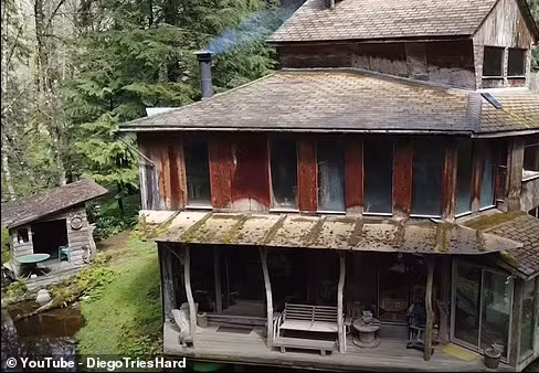 Vào buổi tối, ông xem tin tức trên máy tính xách tay và sẽ sử dụng một vài chiếc đèn. Nếu mất điện thì có máy phát điện trong nhà kho nhưng ít khi được sử dụng.