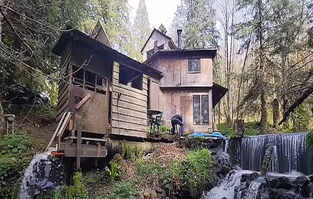 Ông cho biết lần đầu tiên ông bắt đầu tự tạo ra điện bằng cách sử dụng hệ thống hiện tại là vào ngày 13/12/1996.