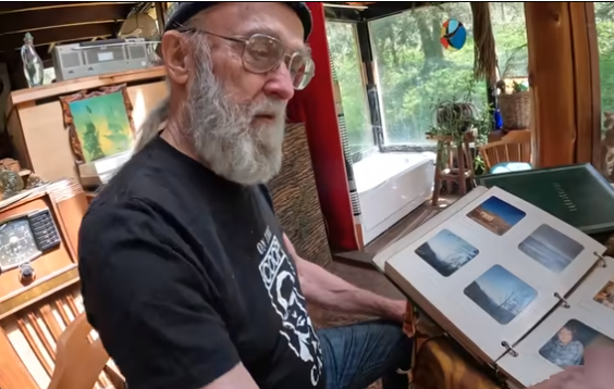 "Thật tuyệt vời khi được sống giữa thiên nhiên trong ngần ấy năm, được xây dựng và làm những điều mang lại cuộc sống thật thoải mái cho chính mình, ông là một người tuyệt vời, Al", một cư dân mạng bình luận.