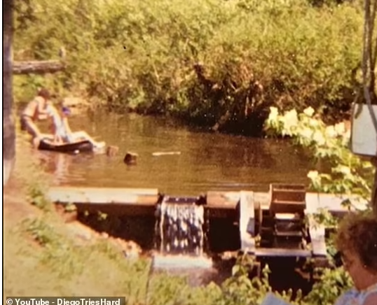 Trong một cảnh, ông đưa YouTuber Diego đến con suối và cả hai cùng uống nước trực tiếp từ nguồn. Al làm một đường ống dẫn nước từ con suối vào nhà và đường ống khác dẫn đến cabin tắm hơi. Vì không có hệ thống ống nước chính nên Al còn xây hai nhà vệ sinh ngoài trời.