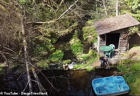 Al cũng không phải trả bất kỳ hóa đơn tiền nước nào vì gần đó có một con suối tự nhiên cung cấp nước uống sạch.