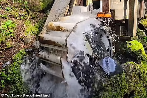 Theo đó, ông Al sử dụng bánh xe nước tự chế và những tấm pin mặt trời để tạo ra điện để sử dụng.