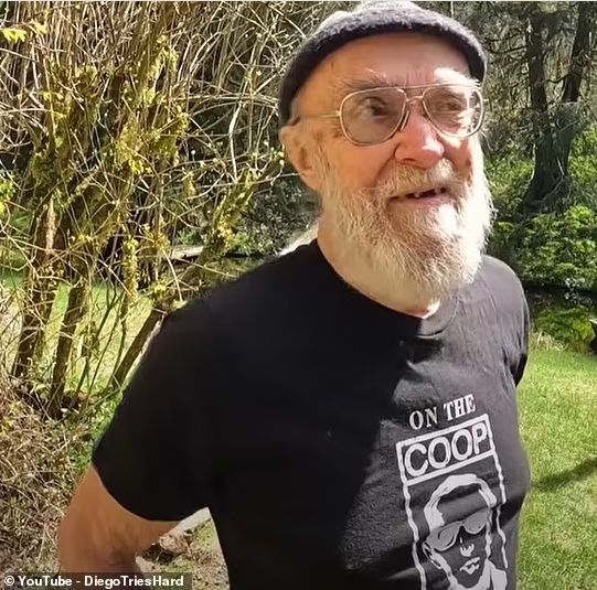 Daily Mail đưa tin, ông Al là nhân vật chính trong bộ phim tài liệu do YouTuber DiegoTriesHard thực hiện. Ông đã sống biệt lập giữa rừng suốt hơn 40 năm. Trong phim, cụ ông giới thiệu tới khán giả ngôi nhà thân thiện với môi trường do chính ông xây dựng trên khu đất rộng 40 mẫu Anh. (Nguồn ảnh: Daily Mail)