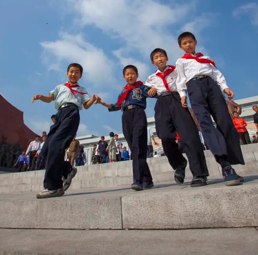 Một số em học sinh trên đường phố.