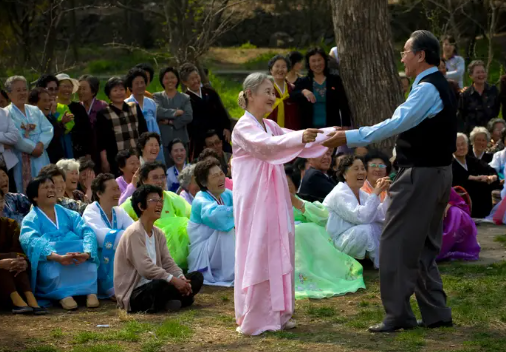 Theo nhiếp ảnh gia Pháp, hiện có nhiều công viên giải trí và khu vui chơi cho người dân ở thủ đô Bình Nhưỡng và các thành phố khác.