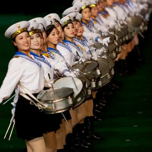 Sự kiện này bao gồm các màn trình diễn đồng bộ hoành tráng và việc tham gia vào lễ hội được coi là một vinh dự lớn.