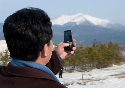 Một người dân sử dụng điện thoại di dộng.