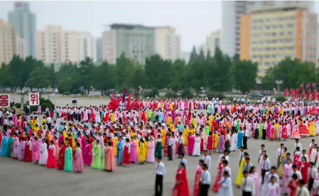 Các khách du lịch cần đi theo tour có hướng dẫn viên khi họ đến Triều Tiên. Theo Lafforgue, hướng dẫn viên sẽ giới thiệu cho du khách nhiều hơn là cho nhà báo, nên ông thường nhận mình là khách du lịch.