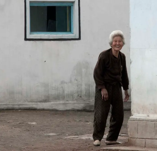Một cụ bà ở vùng nông thôn Triều Tiên cười tươi trước ống kính của Lafforgue.