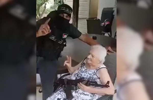 Cu ba 90 tuoi thoat khoi tay Hamas nho nhac den...Messi