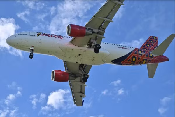 Hai phi cong ngu quen 28 phut tren chuyen bay cho 153 khach