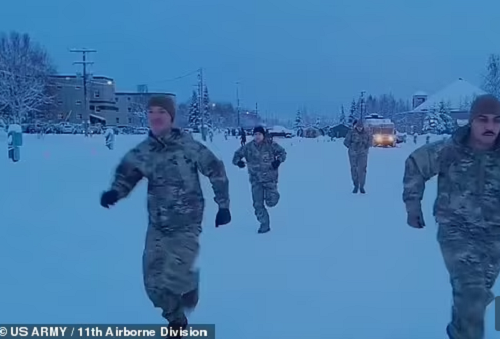 Trong một cuộc phỏng vấn với trang Business Insider, các quân nhân chia sẻ về lịch trình hàng ngày của lực lượng chiến đấu trong thời tiết giá lạnh dưới 0 độ C.