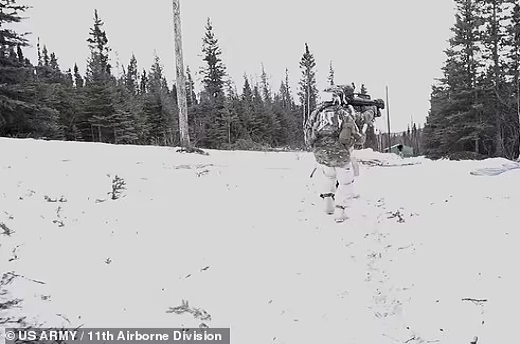 Một số binh sĩ chia sẻ điều khó khăn nhất mà họ từng phải đối mặt đó chính là khí hậu bất ổn của Bắc Cực, và cần phải có một kiểu tư duy nhất định để tồn tại.