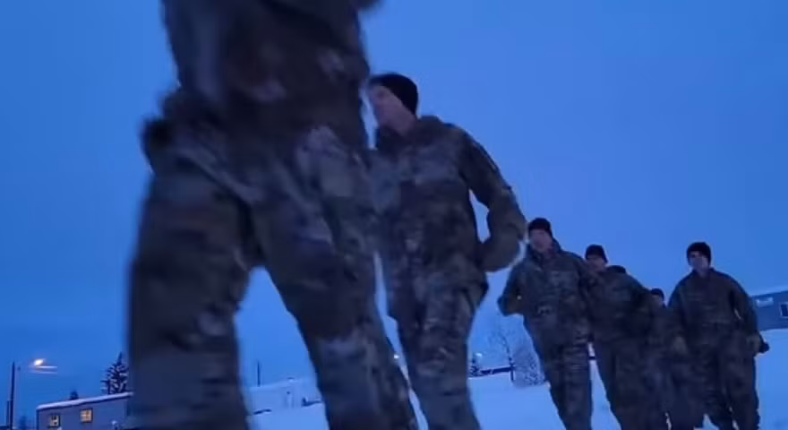 Họ cũng phải sẵn sàng chống lại các mối đe dọa đối với sức khỏe như hạ thân nhiệt.