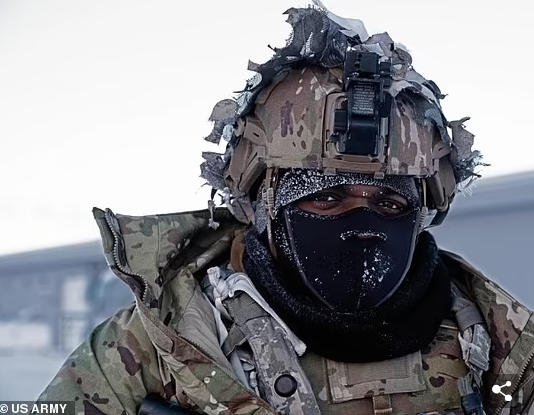 Một tình huống mà binh lính cần chuẩn bị ứng phó là khi thiết bị vũ khí bị hỏng - hiện tượng khá phổ biến trong cái lạnh ở Bắc Cực.