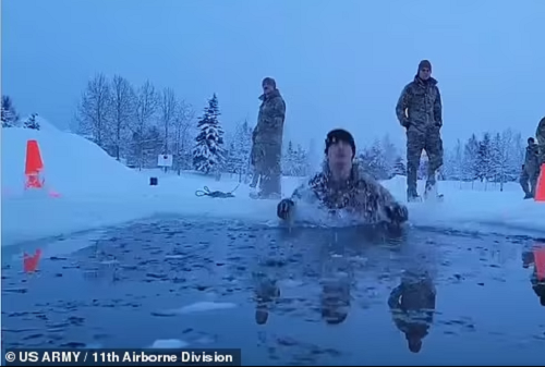 Những video được công bố cho thấy các binh sĩ "Sói Bắc Cực" tham gia các bài kiểm tra như lao xuống nước lạnh thấu xương để đánh giá dũng khí của họ.