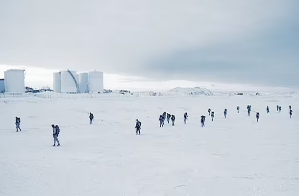 Một địa điểm xa xôi - cách Anchorage khoảng 365 dặm về phía bắc - là bối cảnh hoàn hảo cho trận chiến mô phỏng trên tuyết. Sự quen thuộc địa hình có thể đóng vai trò quan trọng đối với chiến thắng trong một cuộc xung đột vũ trang.