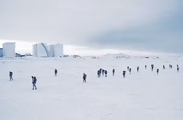 Một địa điểm xa xôi - cách Anchorage khoảng 365 dặm về phía bắc - là bối cảnh hoàn hảo cho trận chiến mô phỏng trên tuyết. Sự quen thuộc địa hình có thể đóng vai trò quan trọng đối với chiến thắng trong một cuộc xung đột vũ trang.