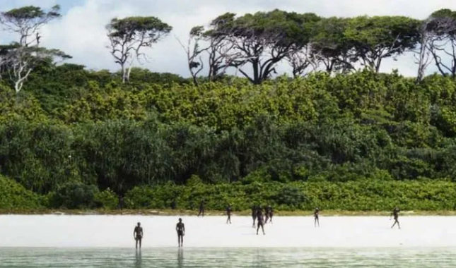 2. Đảo Bắc Sentinel Andaman ở Ấn Độ. Đảo Bắc Sentinel có lẽ là một trong những nơi nguy hiểm nhất đối với người ngoài, bởi bộ tộc sinh sống trên đảo này nổi tiếng với thái độ thù địch với thế giới bên ngoài.