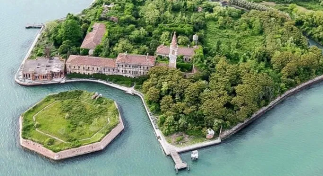 10. Đảo Poveglia ở Venice, Ý: Nơi này từng được sử dụng làm nơi cách ly bệnh nhân dịch hạch vào thế kỷ 18.