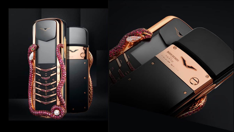 Vertu Signature Corba là thiết bị đắt tiền nhất đến từ nhà sản xuất này. Điểm nhấn của thiết bị là con rắn bao quanh viền, được đính 439 viên ruby và 2 viên ngọc lục bảo. Các chi tiết còn lại như bàn phím, viền quanh máy mạ vàng. Signature Corba ra mắt năm 2017, do hãng trang sức Boucheron của Pháp thiết kế, chế tác thủ công tại Anh. Chỉ có 8 chiếc điện thoại được bán với giá 310.000 USD. Ảnh: Vertu.