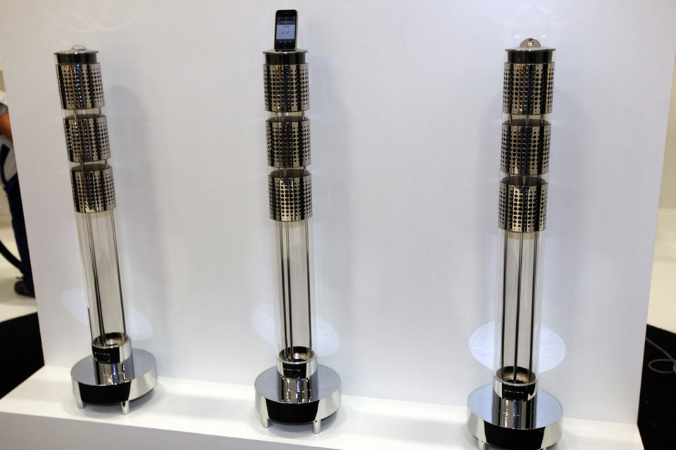 Được thiết kế bởi nhạc sĩ Jean Michel Jarre, đây là chiếc loa kiêm đế dựng iPhone cao nhất thế giới. Thiết bị nặng gần 400 kg, cao 3,35 m và đường kính 41 cm. Loa cho công suất lên đến 10.000 W. Người dùng có thể cắm iPhone, iPod hay iPad lên đỉnh loa, kết nối với nguồn phát khác bằng cổng USB hay 6,35 mm. Giá của chiếc loa khi ra mắt năm 2011 là 650.000 USD. Ảnh: New Atlas.