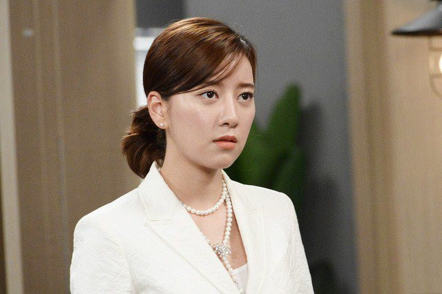 Tinh giac luc nua dem, thay chan tran cua me chong, toi vo le