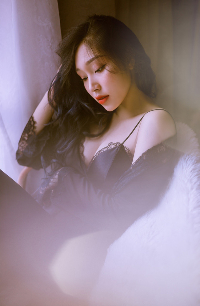 Thanh Huyền xuất hiện trong rất nhiều bộ ảnh nghệ thuật với concept phóng khoáng thế này.