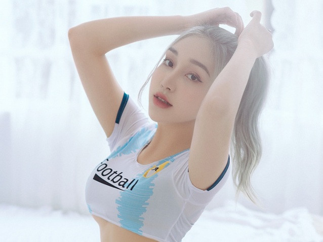 Nguyễn Thị Thanh Huyền (sinh năm 2001, quê Phú Thọ) đồng hành cùng chương trình "Nóng cùng Euro 2020". Cô nàng hot girl là đại diện cổ vũ cho đội tuyển Tây Ban Nha.